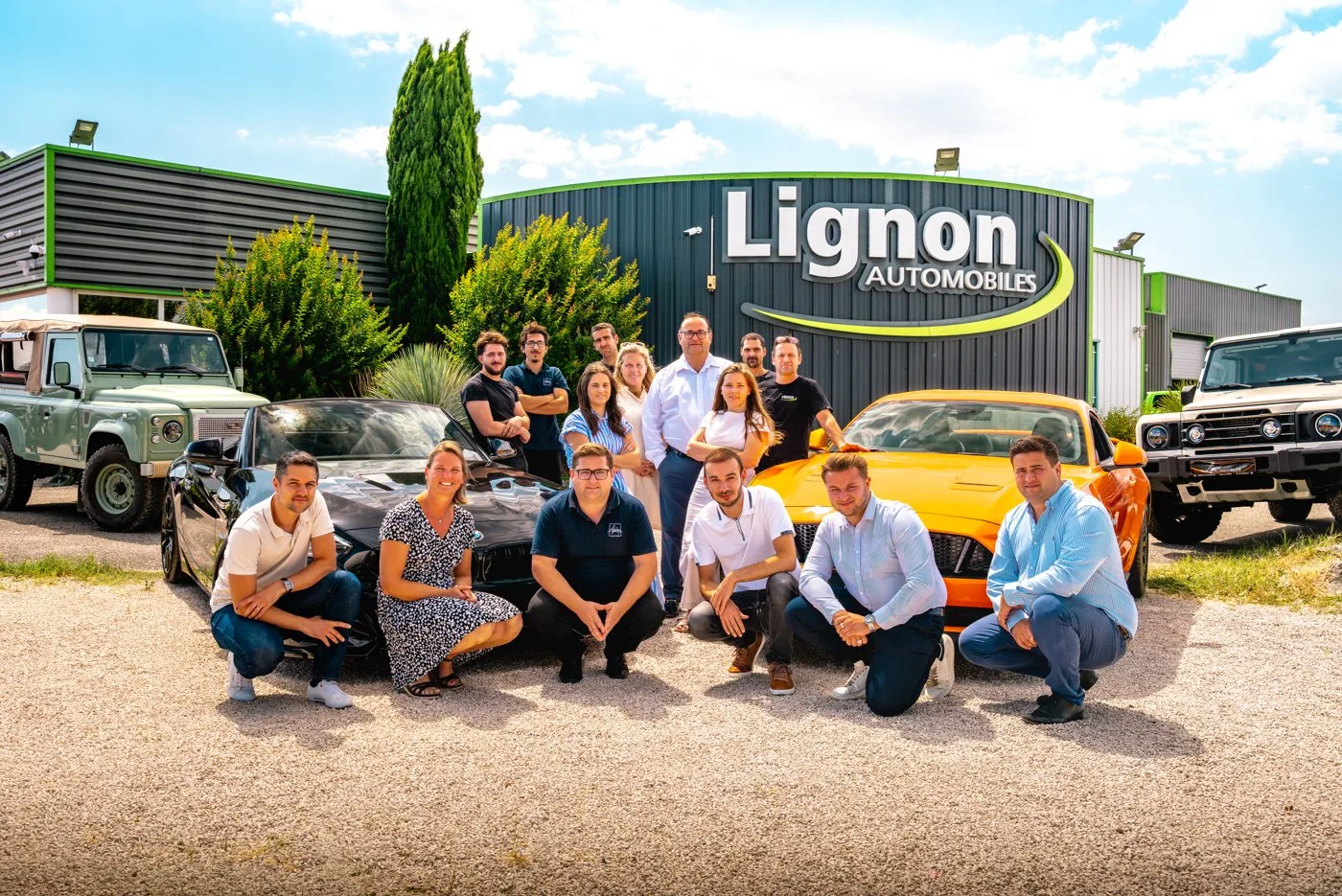 Das gesamte Team von Lignon Automobiles vor dem Firmengebäude