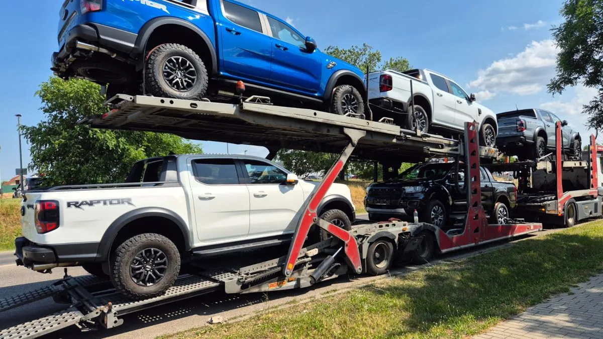 Fahrzeugtransport auf Autotransporter
