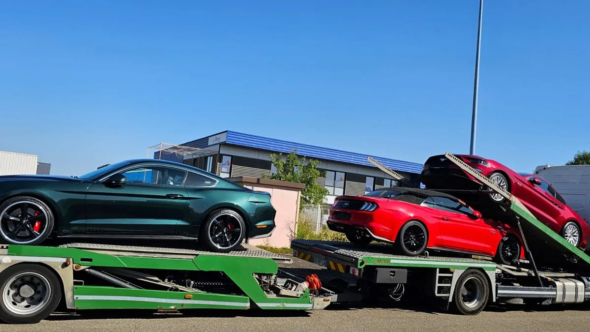Fahrzeuge auf Transportanhänger